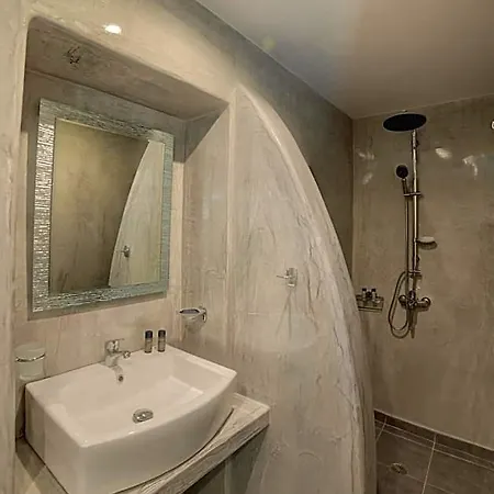 Remvi Hotel Firostefani